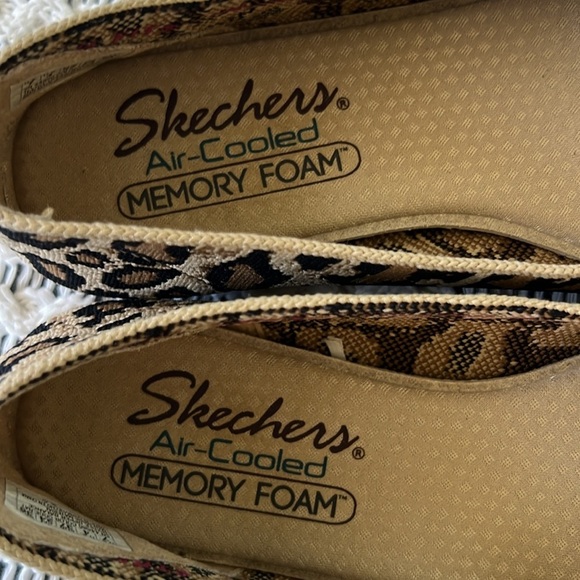 SKECHERS Leopard Cheetah Memory Foam Comfort Fit Ballet Flats | 7 - Picture 6 of 7